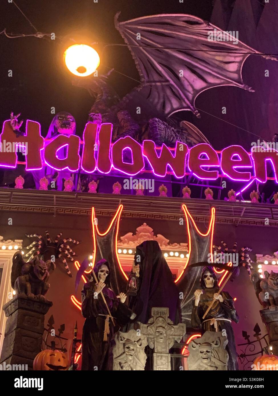 Insegna al neon di Halloween ad Atene Foto Stock