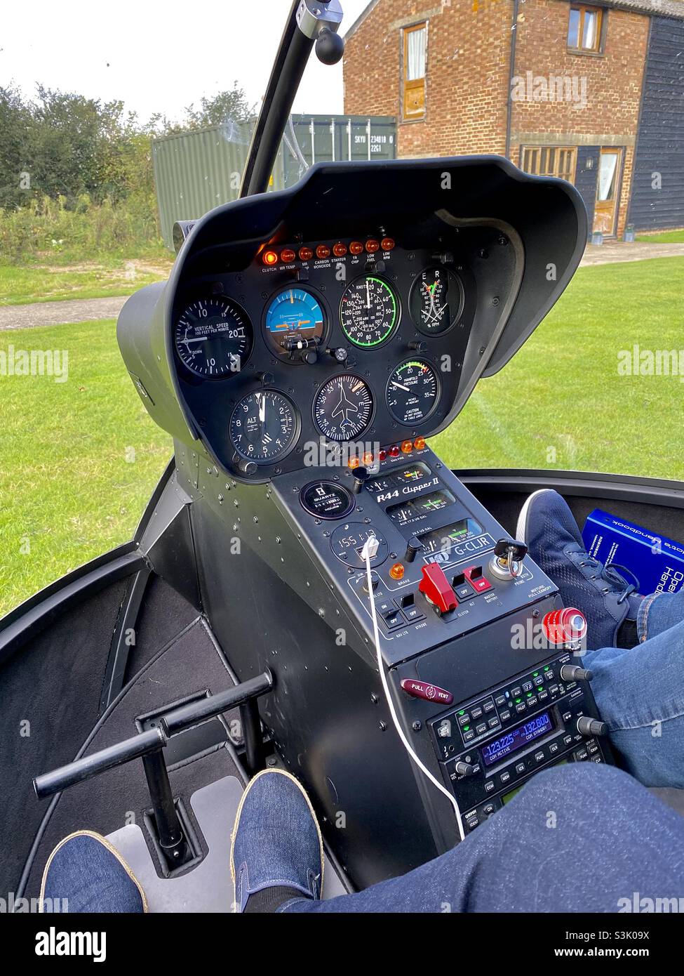 Cruscotto dell'elicottero Robinson R44 - Immagine stock catturata con smartphone