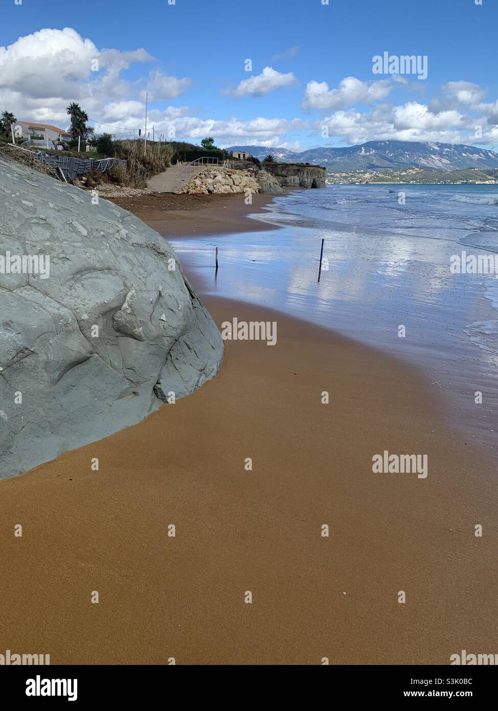 Sabbia arancione alla spiaggia di Xi a cefalonia Foto Stock