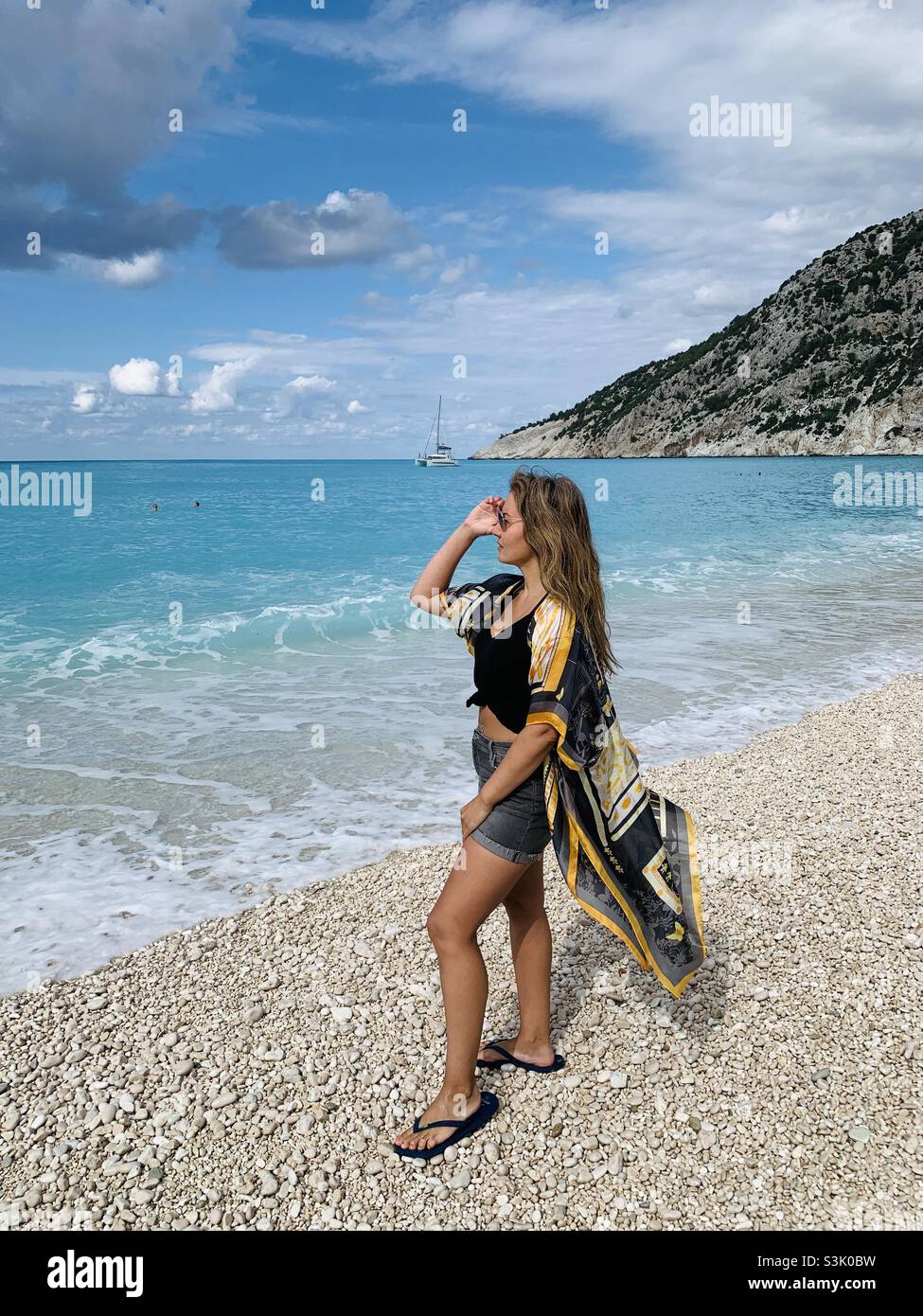 Donna che guarda al mare a Myrtos spiaggia cefalonia Foto Stock
