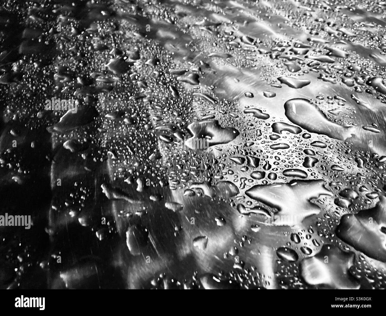 Gocce d'acqua su una superficie metallica - Immagine stock catturata con smartphone