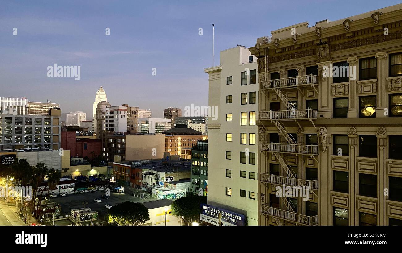 LOS ANGELES, CA, GENNAIO 2021: Guardando verso il municipio nel centro città da Bunker Hill di notte Foto Stock
