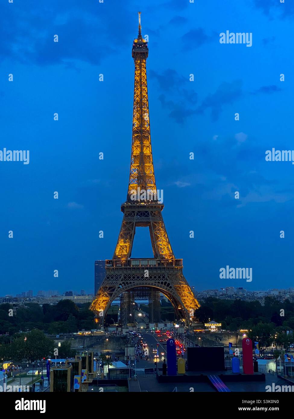Torre Eiffel di notte dal Trocadero di Parigi, Francia Foto Stock