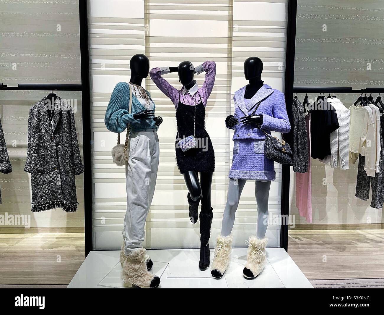 Manichini vestiti con abbigliamento invernale Gucci alla moda, Saks Fifth  Avenue, 2021, USA, NYC Foto stock - Alamy