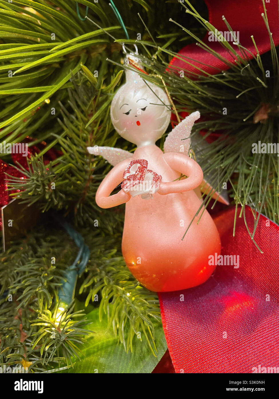 Albero di Natale con un ornamento angelo appeso ad esso a Saks quinto viale mercato di festa sulla quinta strada., NYC, Stati Uniti, 2021 - Immagine stock catturata con smartphone