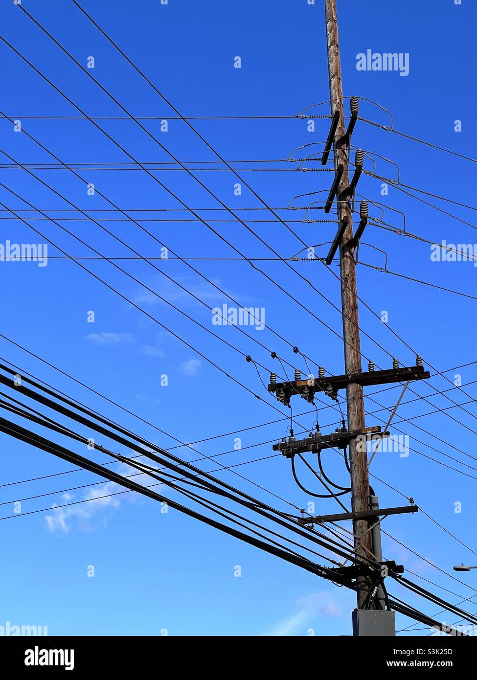 Asta elettrica americana con cielo blu sullo sfondo. Foto Stock