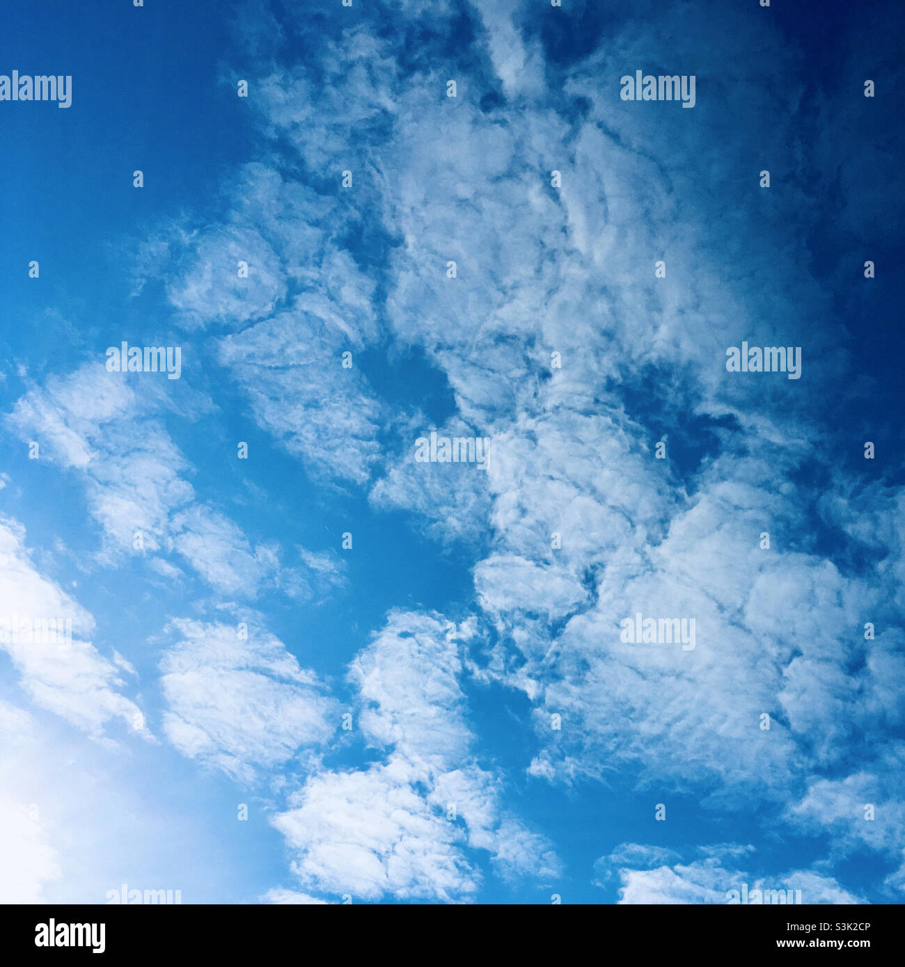 Nuvole sul cielo blu in autunno Foto Stock