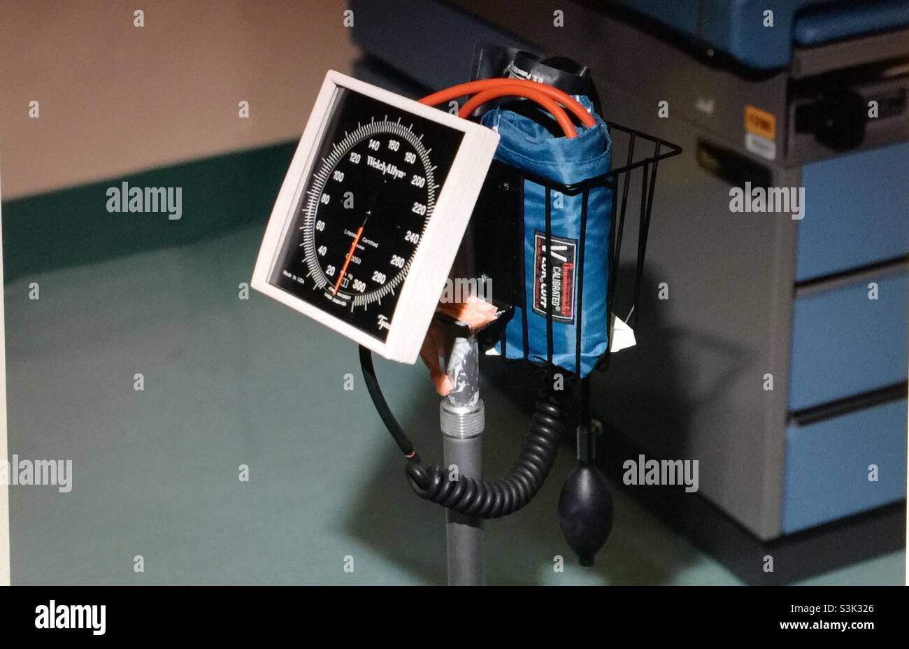 Macchina per la pressione sanguigna in una clinica Foto stock - Alamy