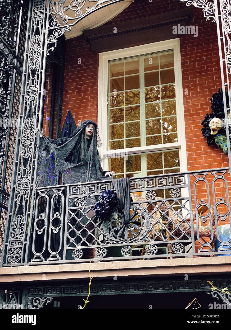 Casa cittadina decorata per Halloween, Gramercy Park, New York City. Foto Stock