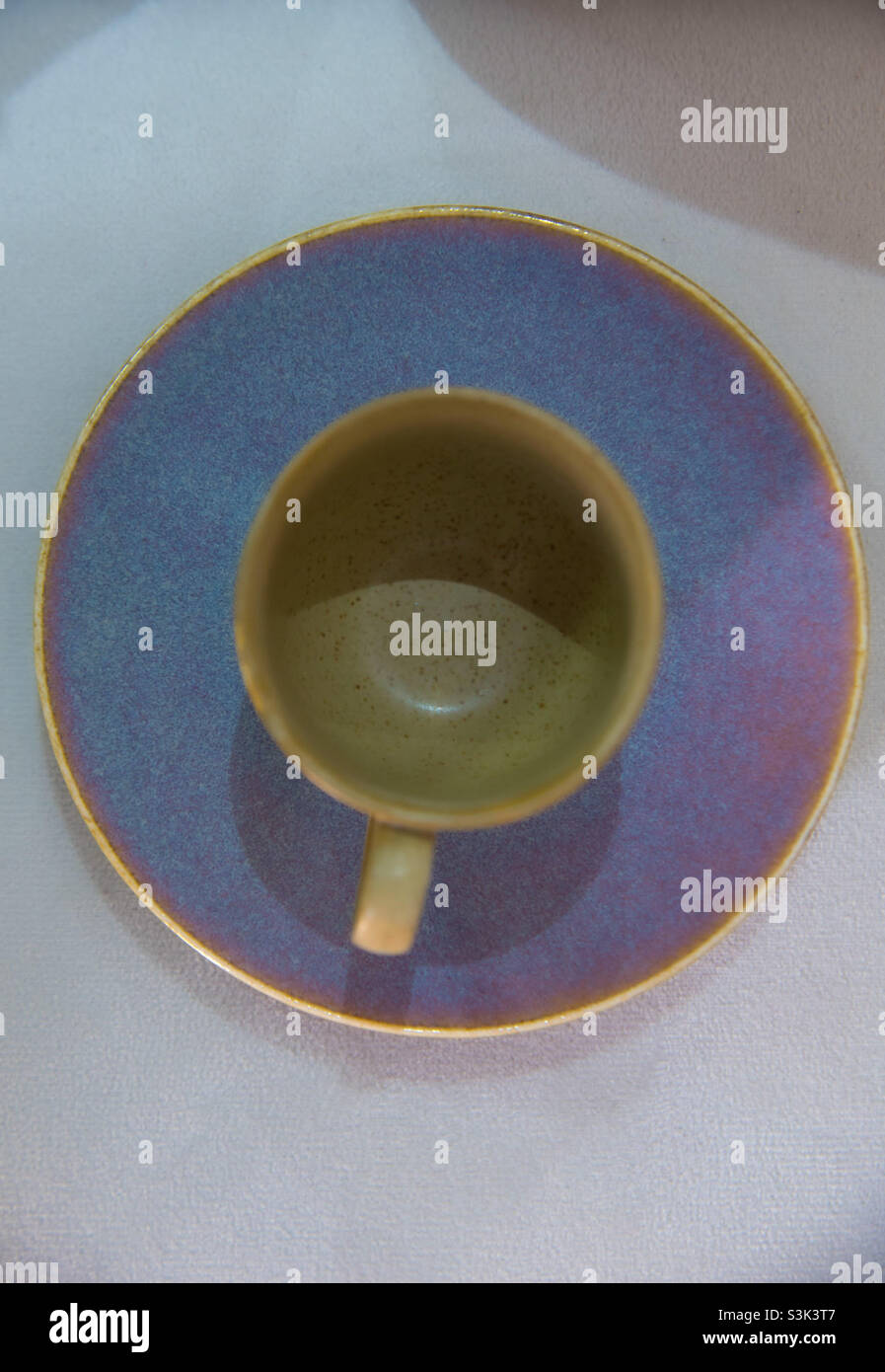 Una tazza di caffè vuota e un piatto - Immagine stock catturata con smartphone