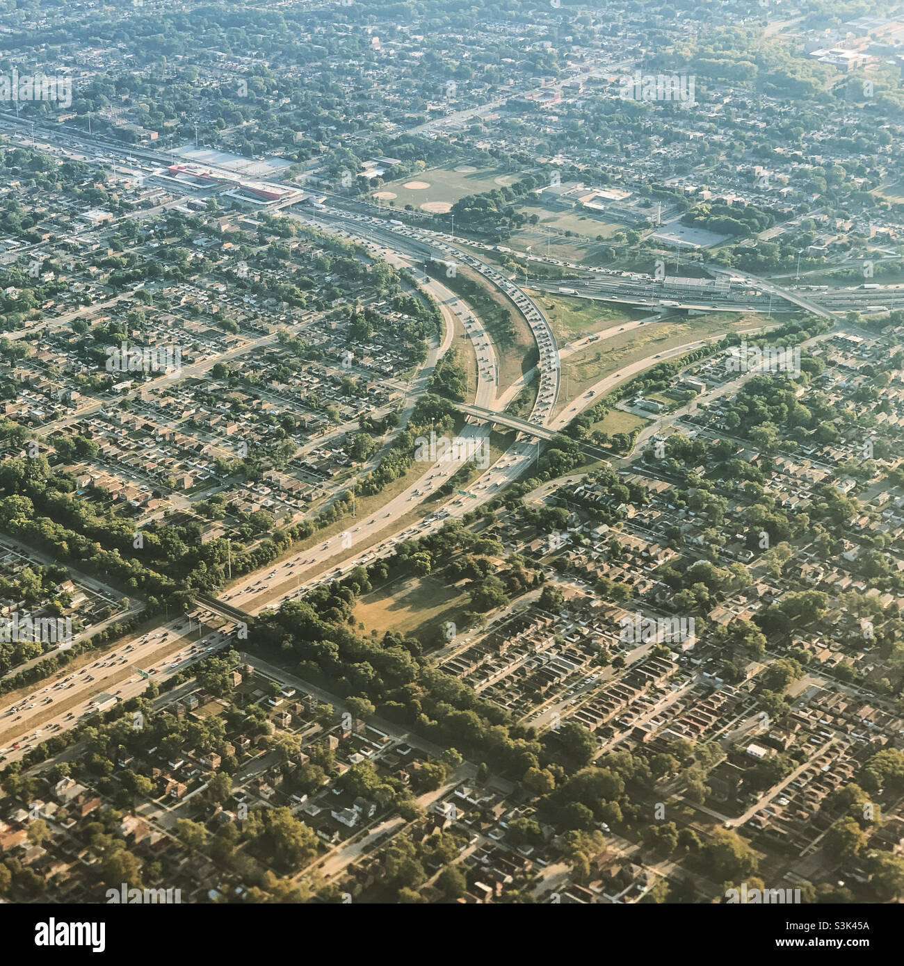 Vista aerea delle autostrade mentre si scende verso Chicago, Illinois, Stati Uniti - Immagine stock catturata con smartphone