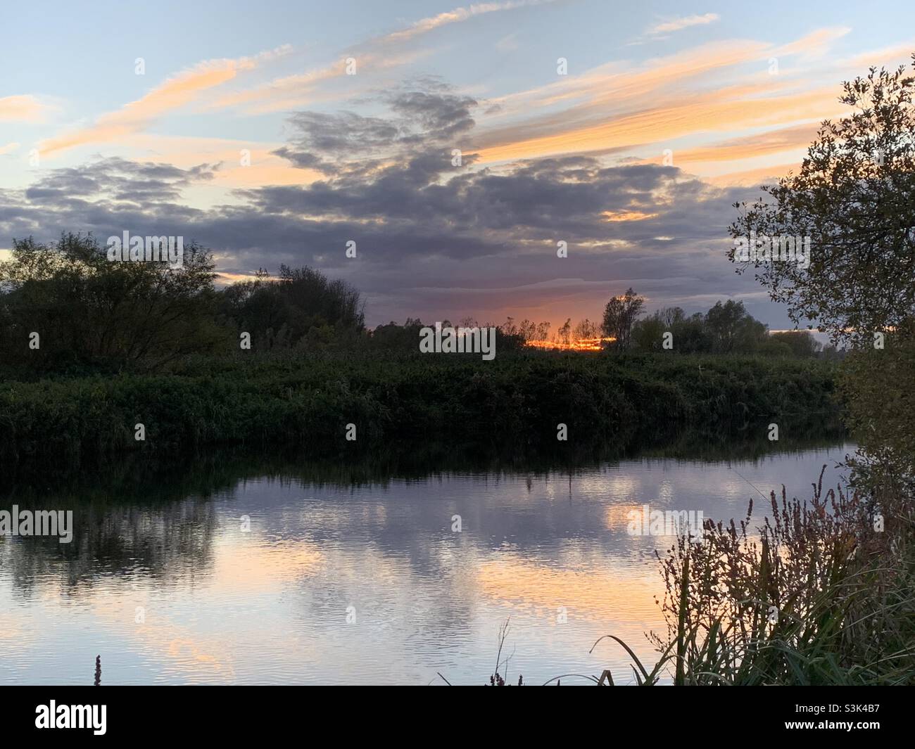 River Reflection in autunno al tramonto Foto Stock