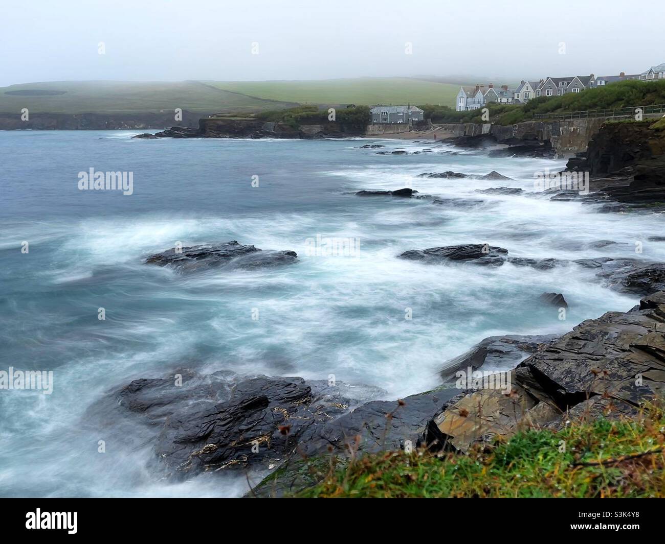 Mare mosso sulla costa della Cornovaglia vicino a Trevone Bay, Cornovaglia Nord, ottobre. Foto Stock