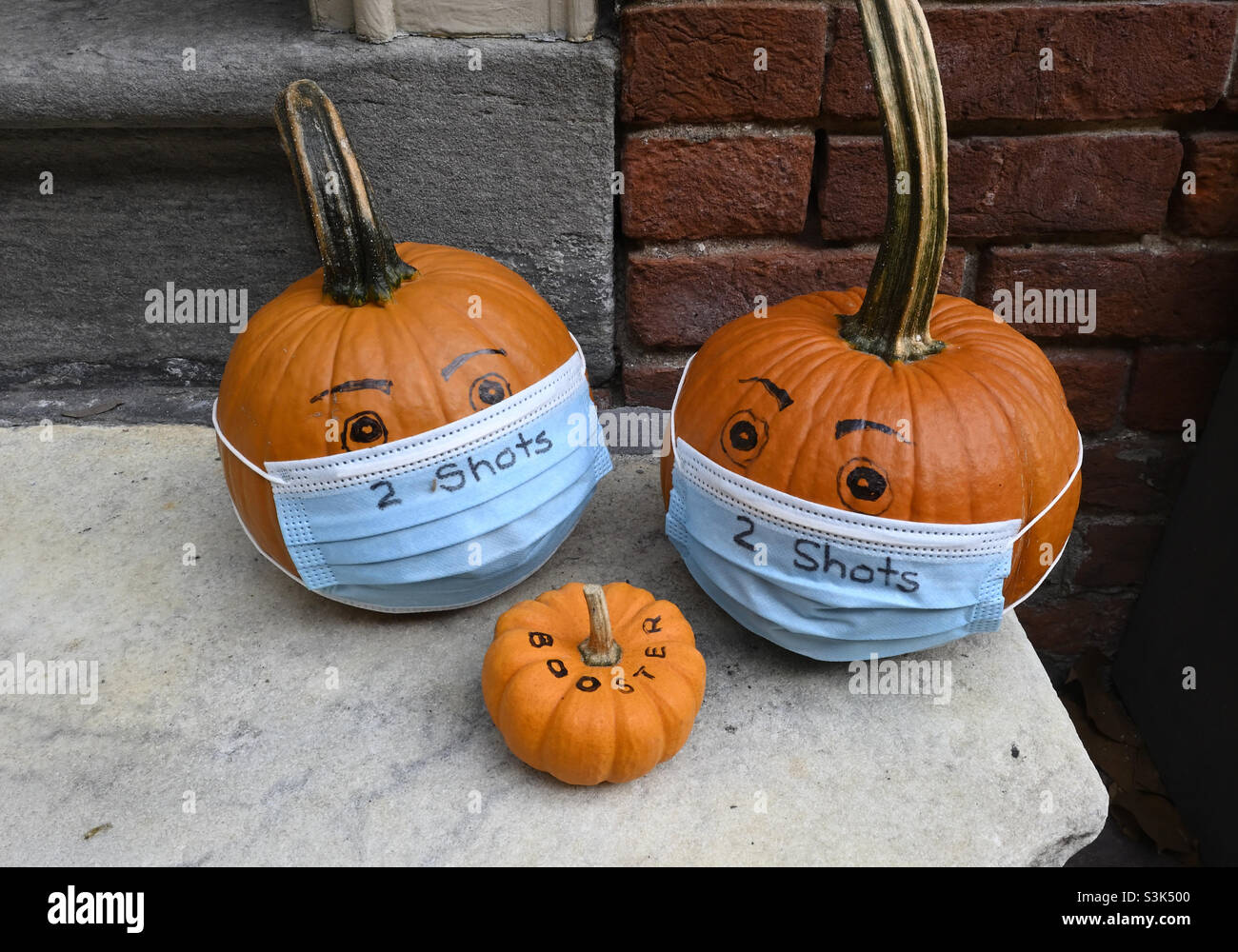 Zucche di Halloween che indossano maschere facciali Foto Stock