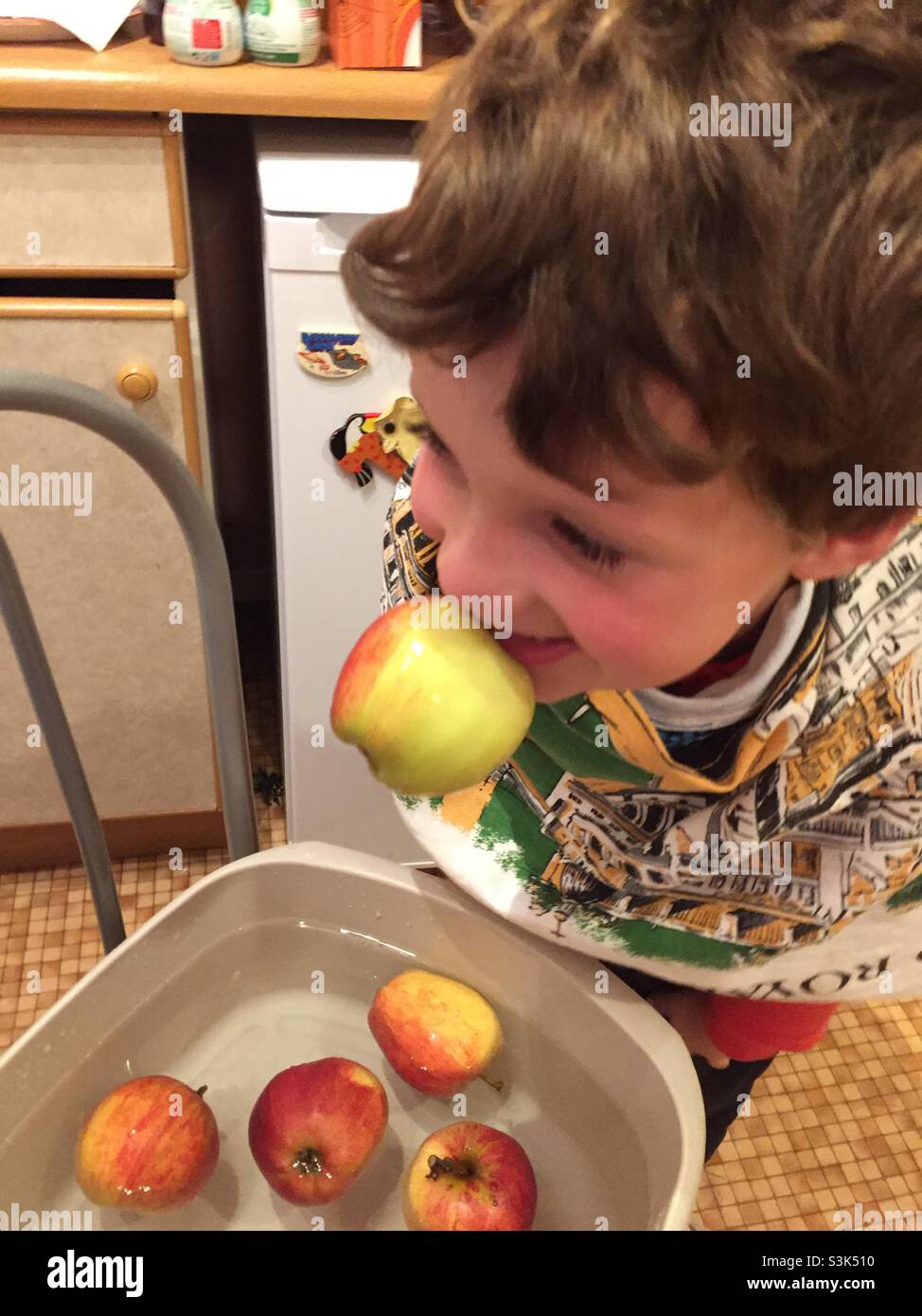 Un bambino melo che si spilla Foto Stock