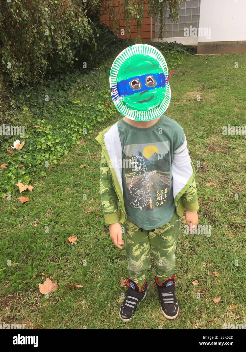 Un bambino vestito come tartaruga ninja con una maschera fatta in casa Foto  stock - Alamy