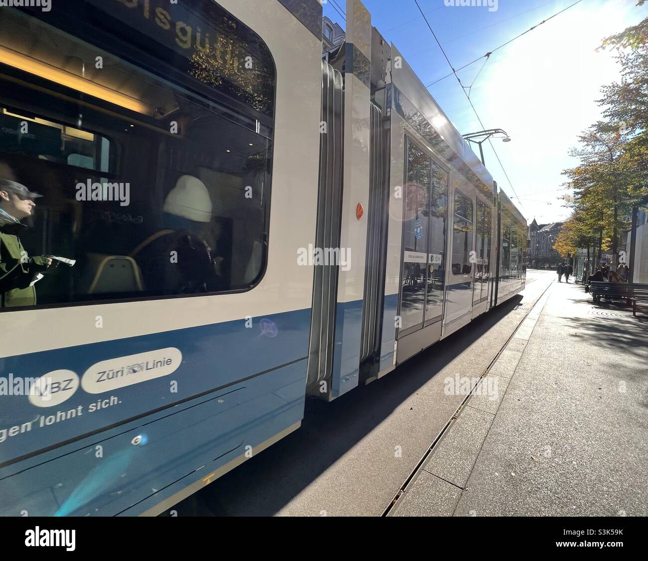 Zurigo, Svizzera 10 23 2021 Tram passando per Bahnhofstrasse a Zurigo. E' la strada principale per lo shopping in citta'. I tram sono l'unico mezzo di trasporto su quella strada. Sabato autunno soleggiato. Foto Stock