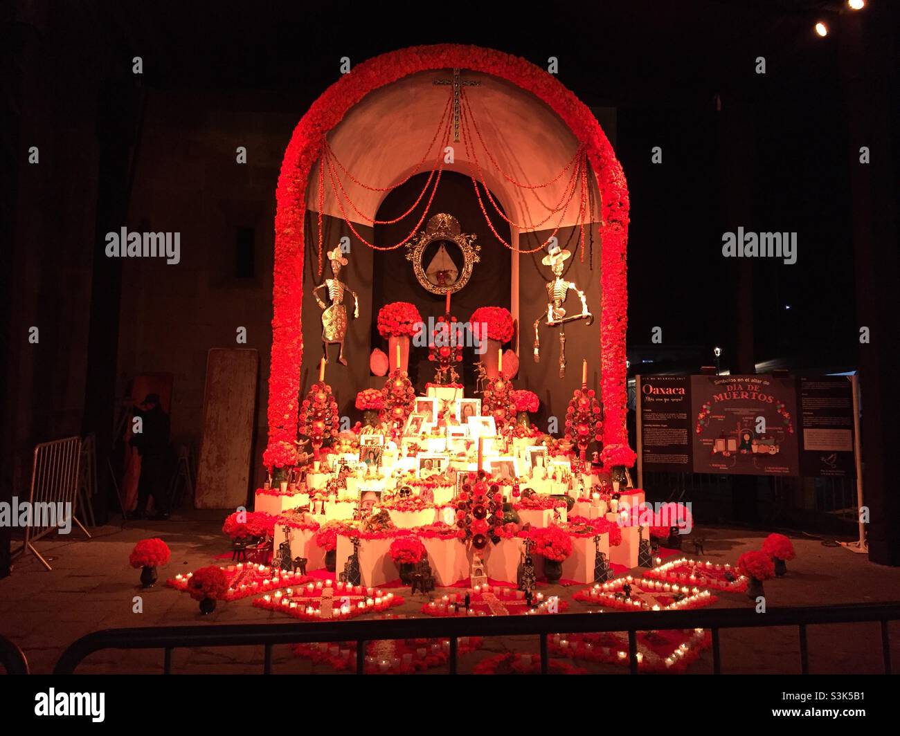 Altare (Ofrenda) per il giorno dei morti (dia de los Muertos), Oaxaca, Messico Foto Stock