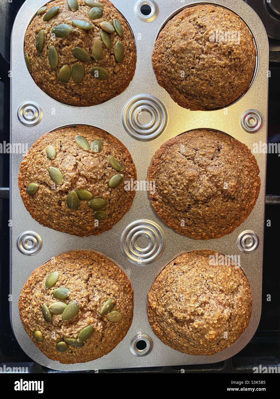 Muffin alla crusca con semi di zucca, direttamente fuori dal forno. Foto Stock