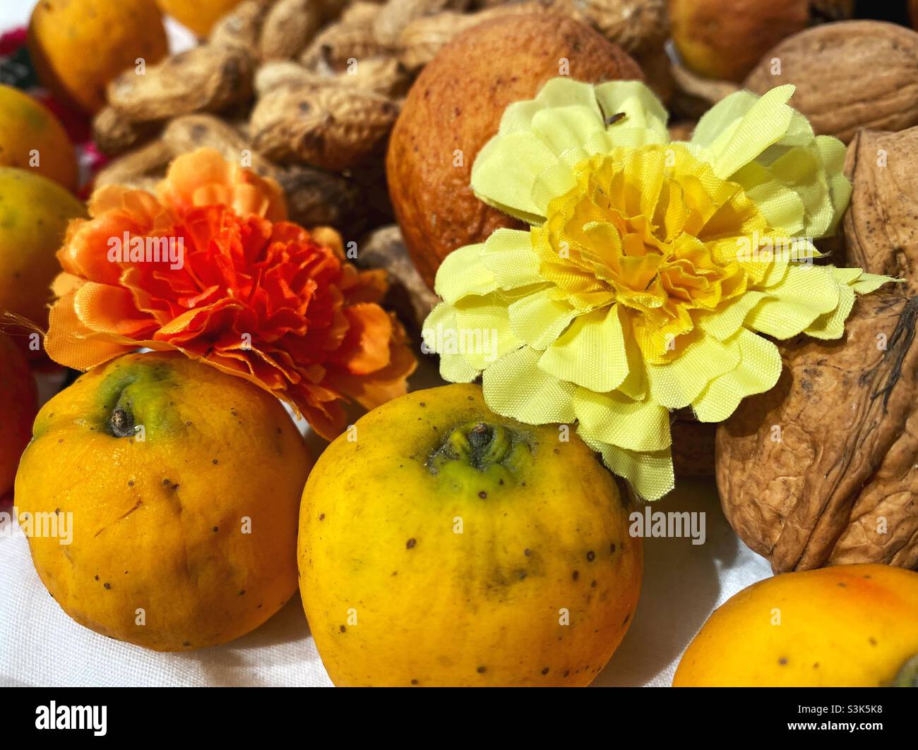 Fiori, frutta e noci su un altare di dia de los muertos. Foto Stock