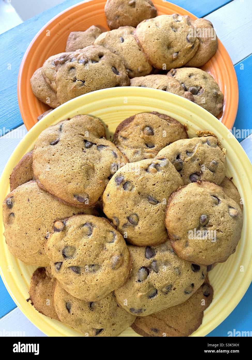 Biscotti fatti in casa con pezzetti di cioccolato alla zucca. Fresco e caldo fuori dal forno. Foto Stock