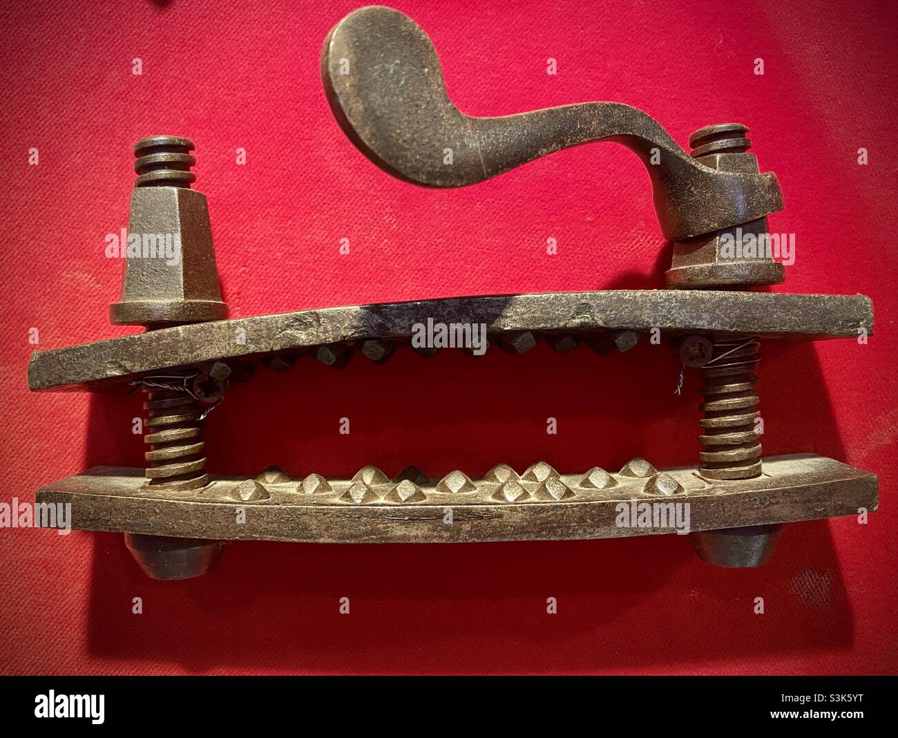 Thumbscrew, un dispositivo medievale di tortura. Foto Stock