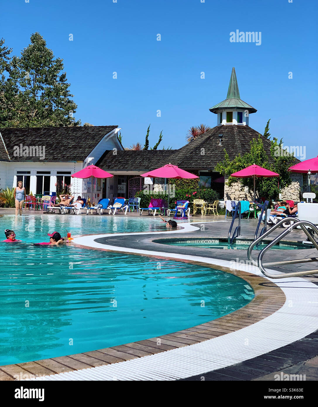 Settembre, 2021, piscina, Madonna Inn, San Luis Obispo, San Luis Obispo County, California, Stati Uniti - Immagine stock catturata con smartphone