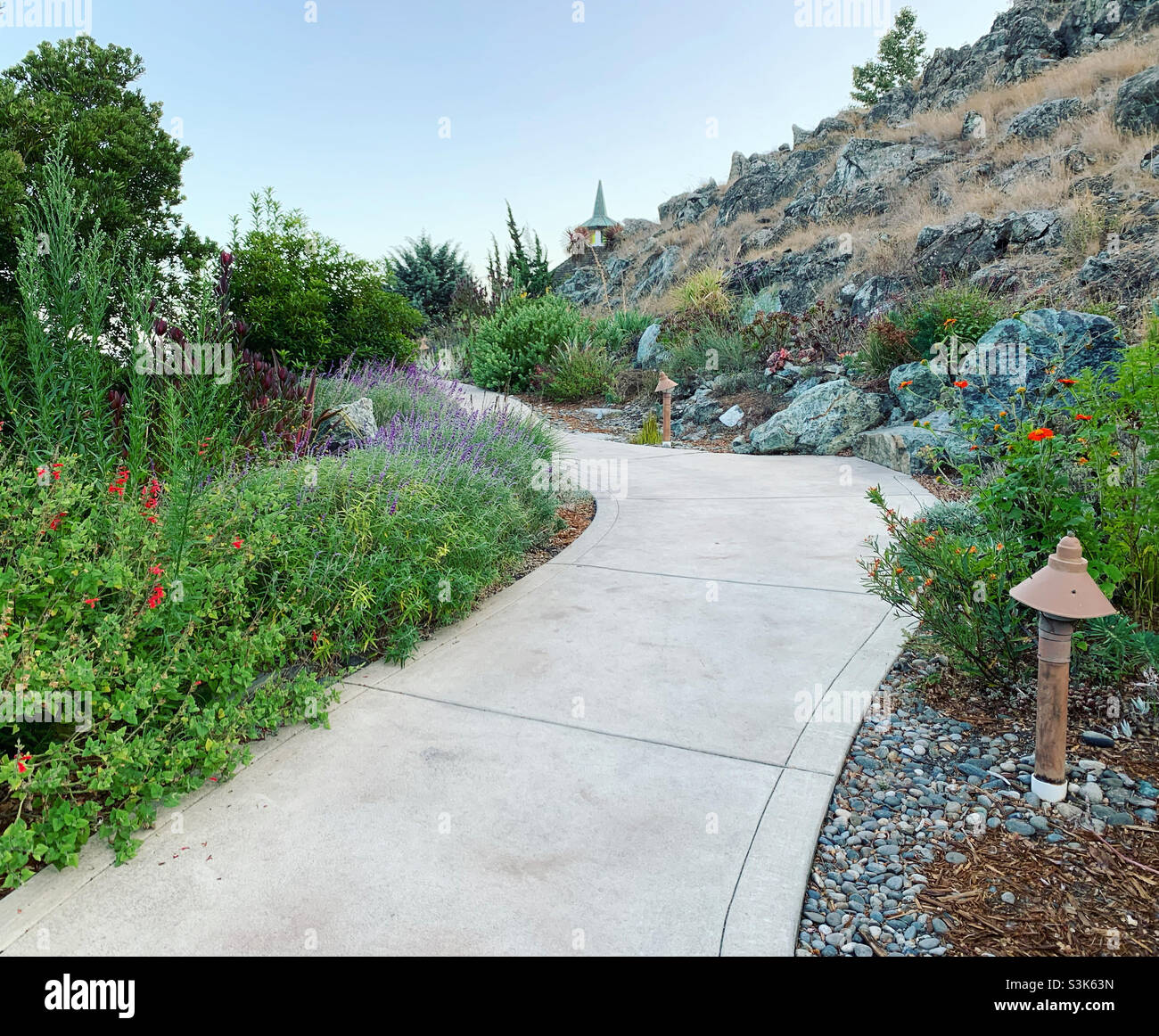 Settembre, 2021, percorso a piedi per la piscina, Madonna Inn, San Luis Obispo, San Luis Obispo County, California, Stati Uniti - Immagine stock catturata con smartphone