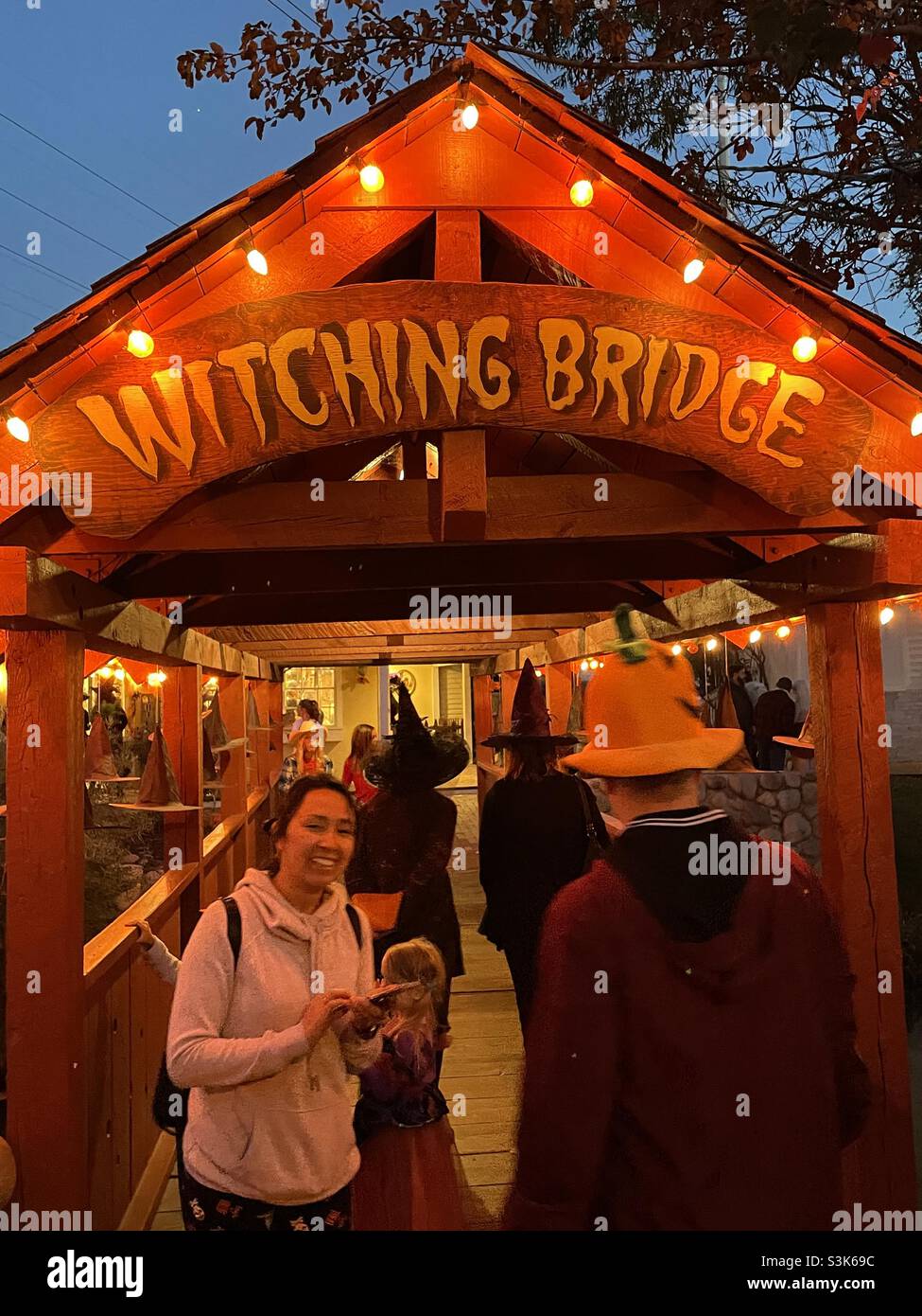 La gente può attraversare il torrente attraversando il “Witching Bridge” presso l’annuale “WitchFest” di Gardner Village nella valle di Salt Lake dello Utah, USA. - Immagine stock catturata con smartphone
