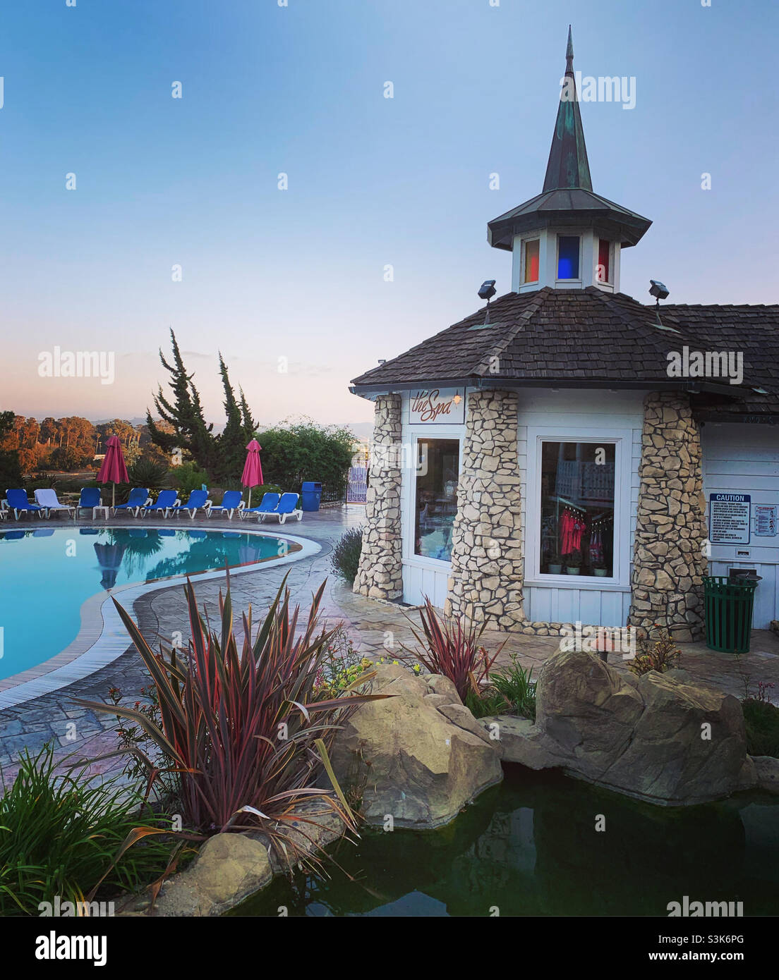 Una vista serale alla piscina, Madonna Inn, San Luis Obispo, San Luis Obispo County, California, Stati Uniti - Immagine stock catturata con smartphone