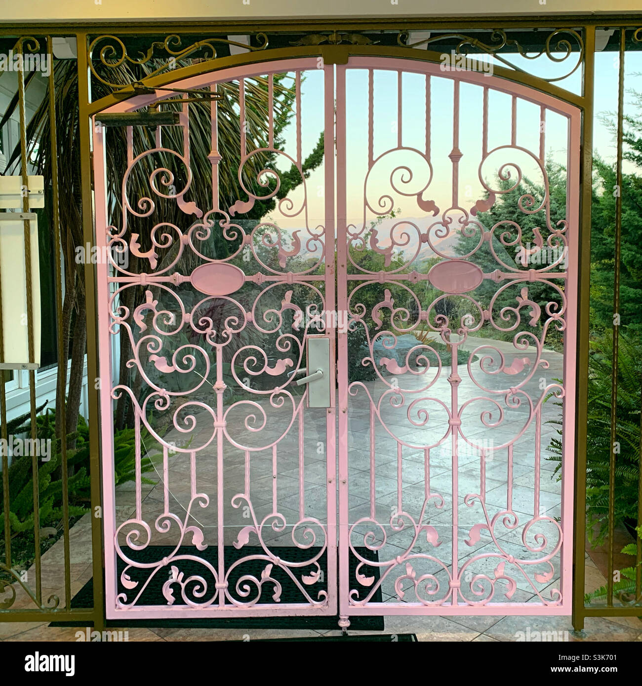 Porta alla piscina, Madonna Inn, San Luis Obispo, San Luis Obispo County, California, Stati Uniti - Immagine stock catturata con smartphone
