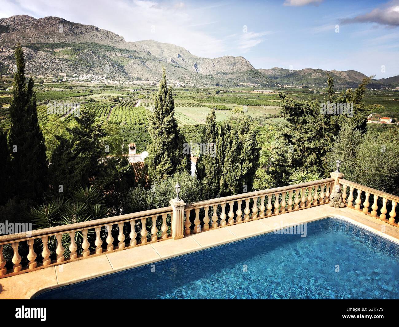 Piscina e paesaggio montano vicino Orba, Spagna Foto Stock