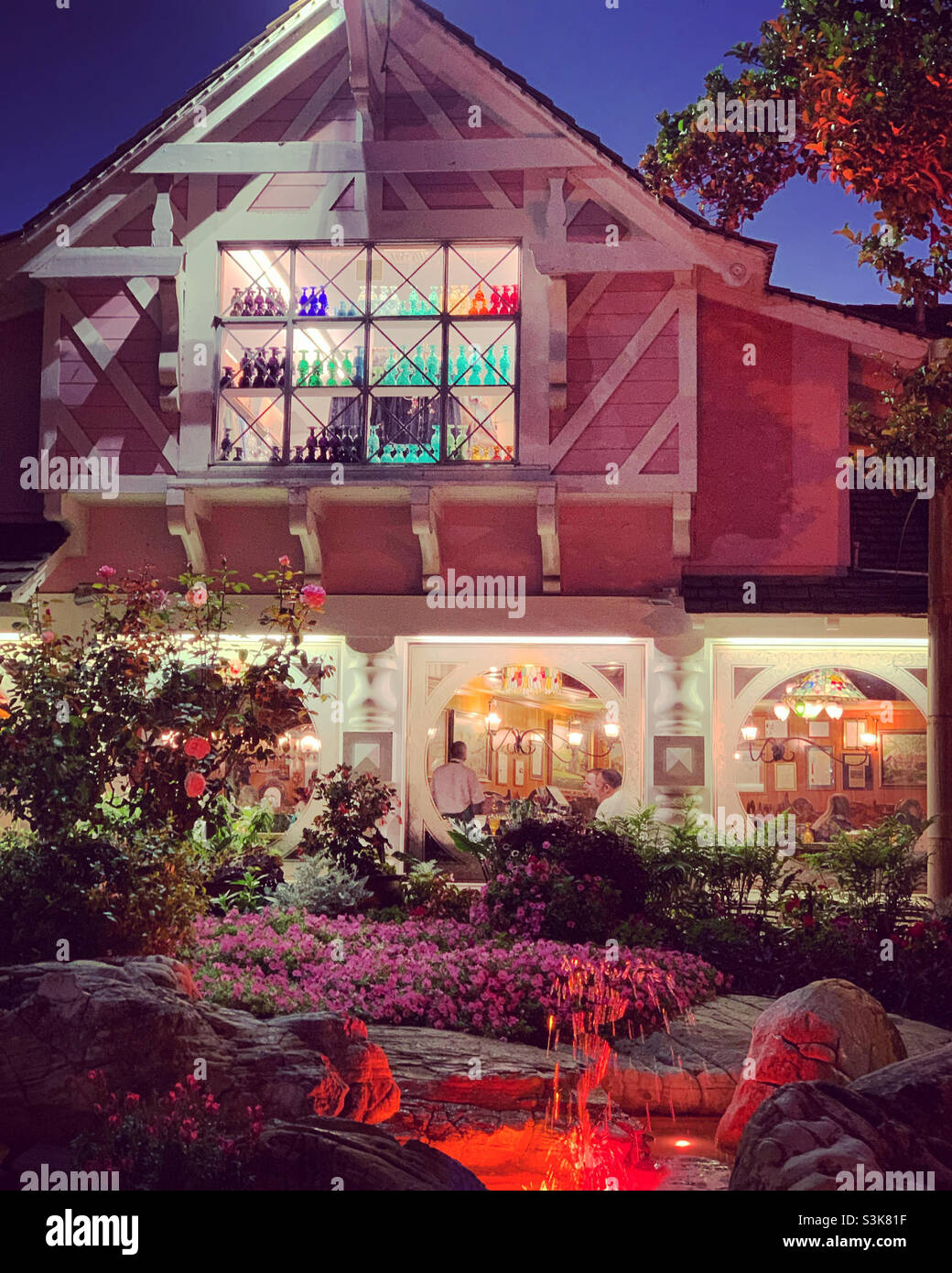Settembre, 2021, edificio ristorante al Madonna Inn di notte, San Luis Obispo, San Luis Obispo County, California, Stati Uniti - Immagine stock catturata con smartphone