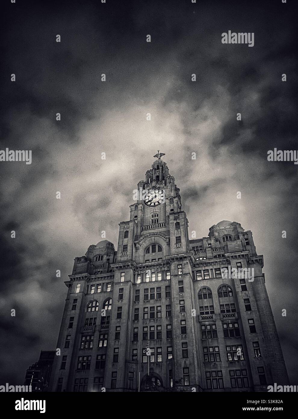 Royal Liver Building a Liverpool di notte Foto Stock