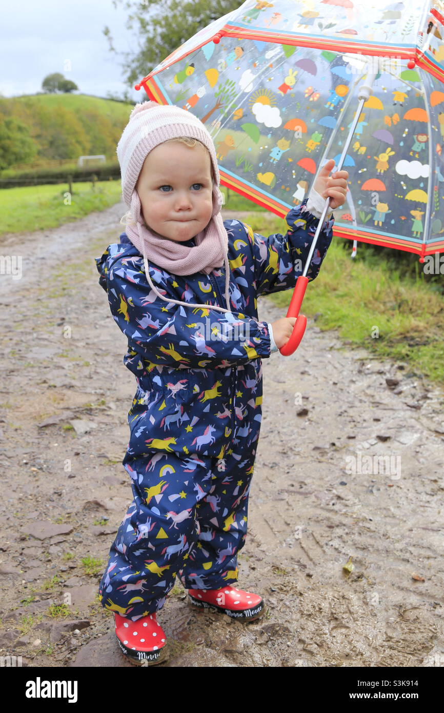 Bambino piccolo con vedere attraverso l'ombrello Foto stock - Alamy
