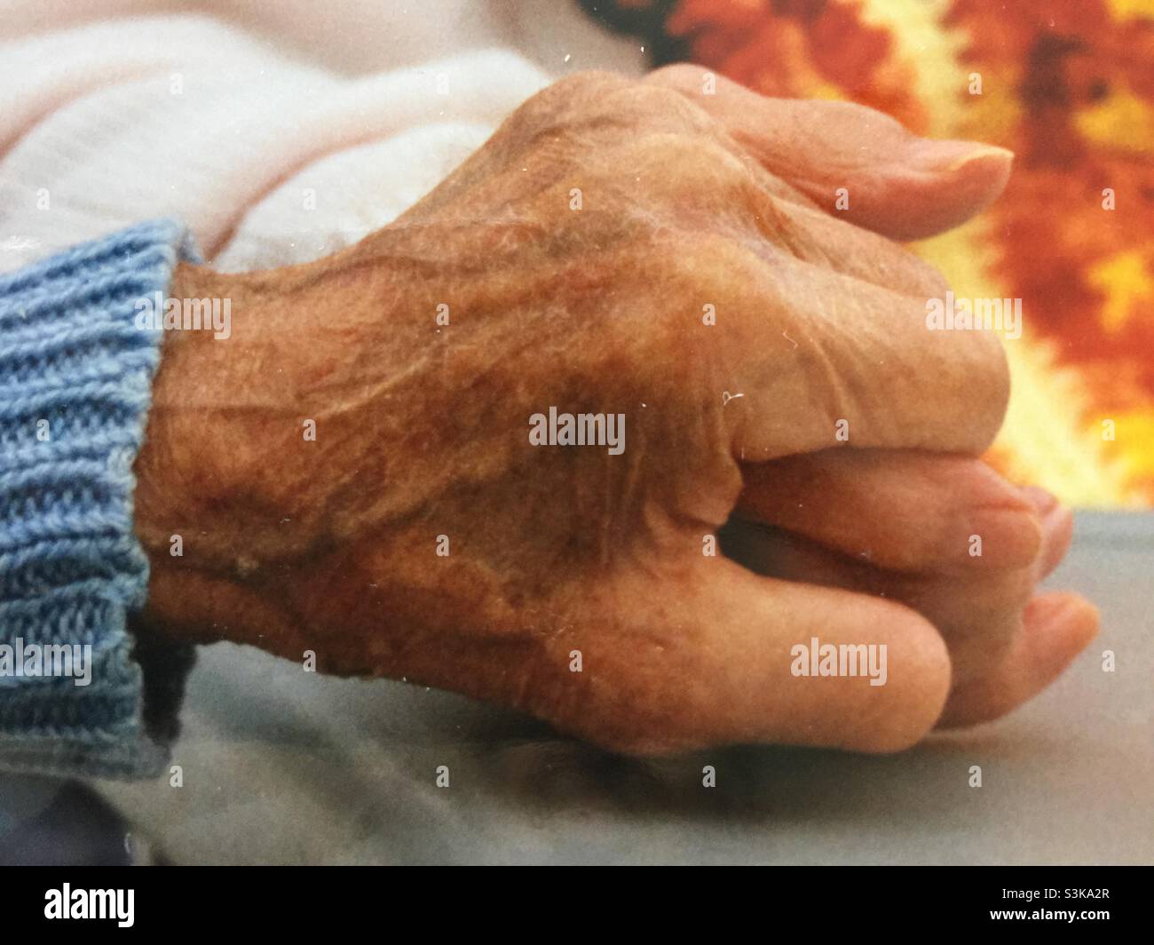 Mani vecchie, mani amorevoli, mani d'aiuto, Foto Stock