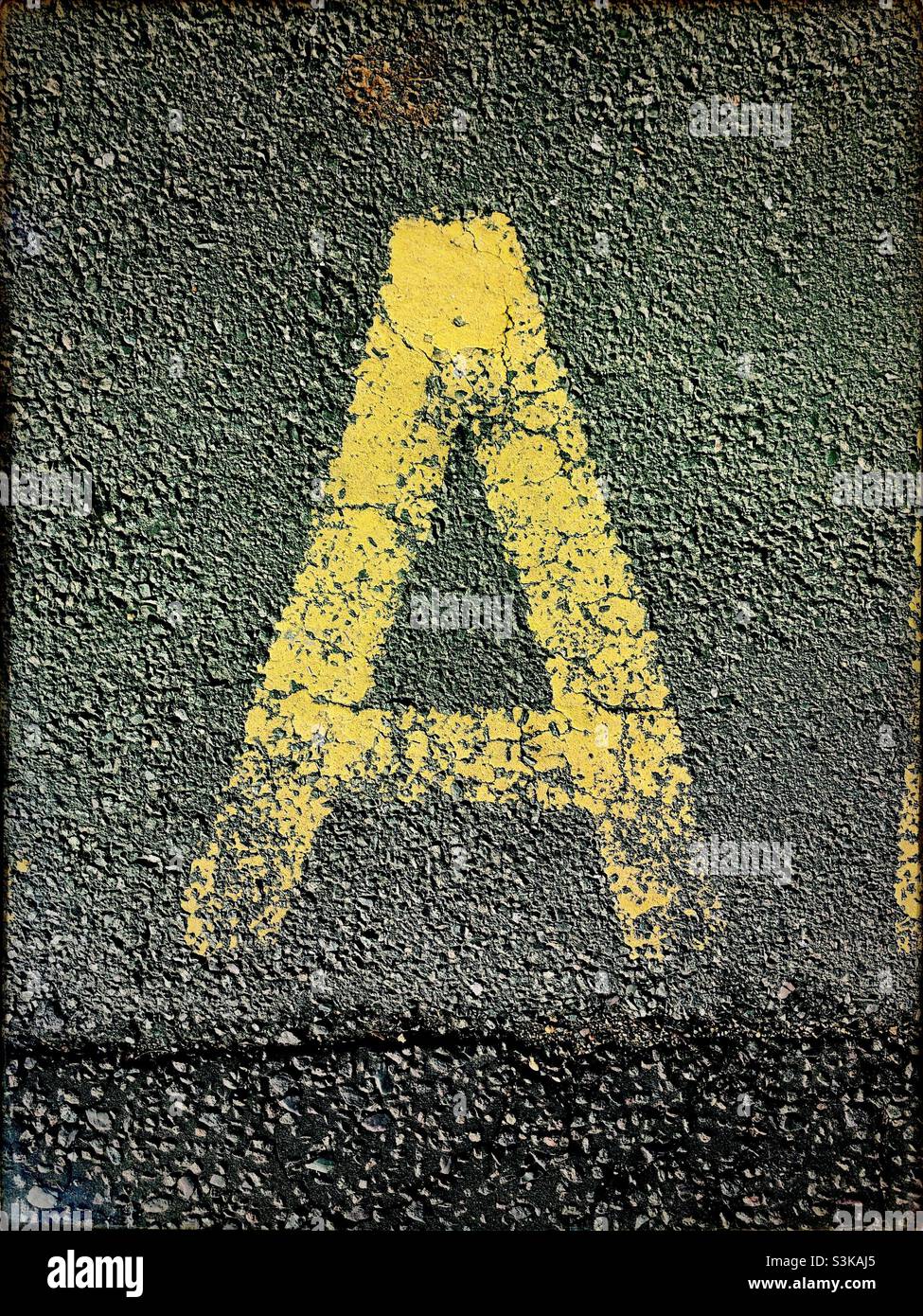 Lettera A scritta su asfalto Foto Stock