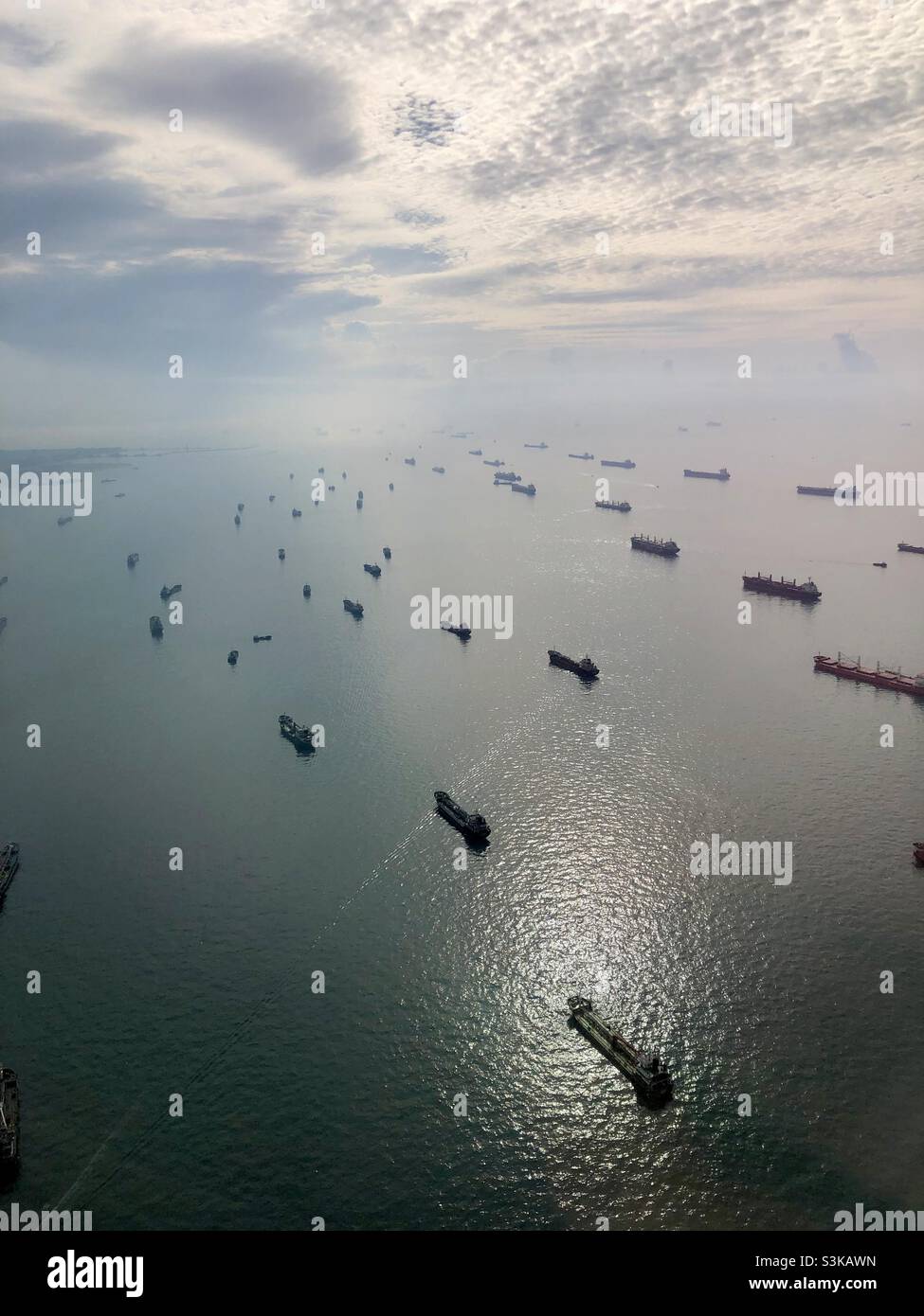 Una flotta di navi da carico in attesa in mare al largo di Singapore Foto Stock