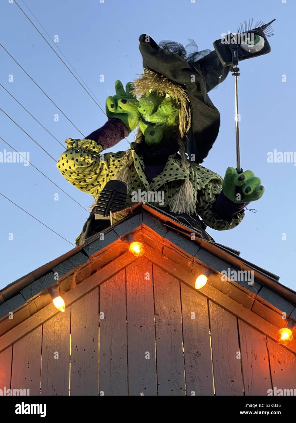Ottobre "WitchFest" a Gardner Village nella valle di Salt Lake, Utah, Stati Uniti d'America combina un vecchio stile, ambiente storico con arredamento autunno/Halloween. Qui, una strega prende un selfie. Foto Stock
