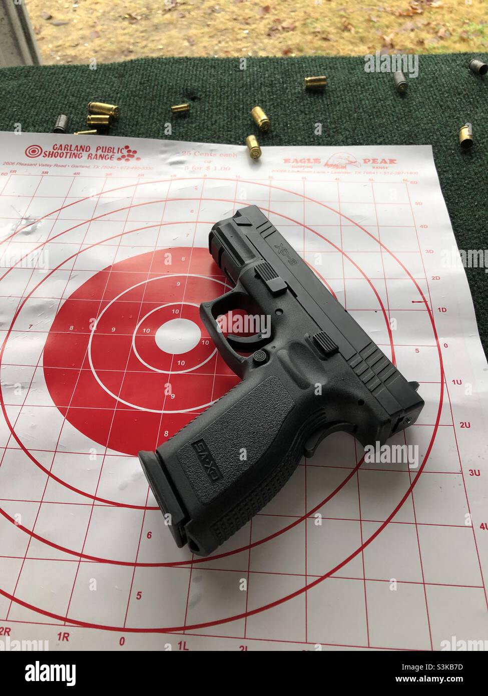 Pistola a mano su un bersaglio in un campo di tiro in Texas USA Foto Stock