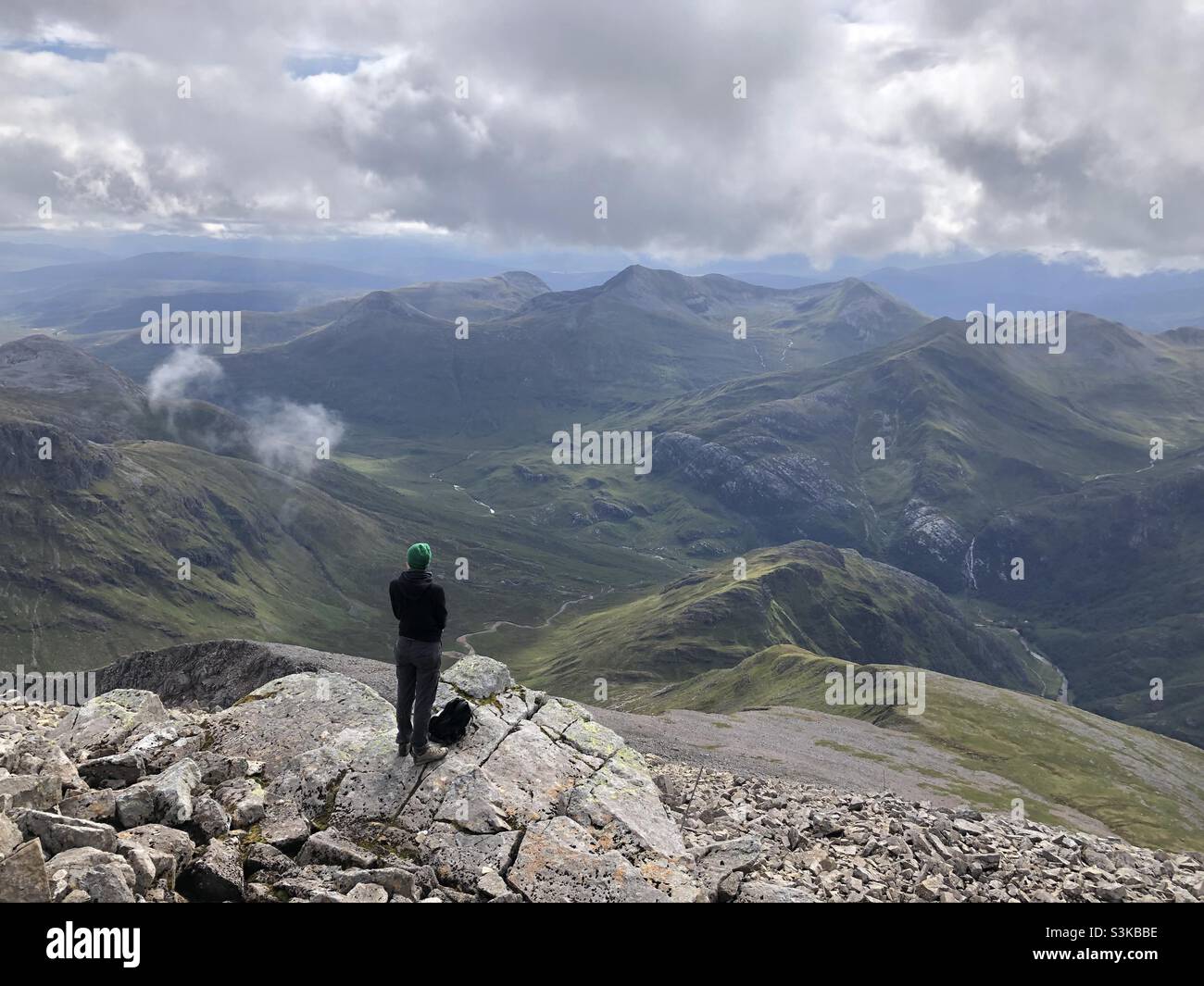 Una donna si erge vicino alla cima del monte ben Nevis in Scozia, nel Regno Unito - Immagine stock catturata con smartphone
