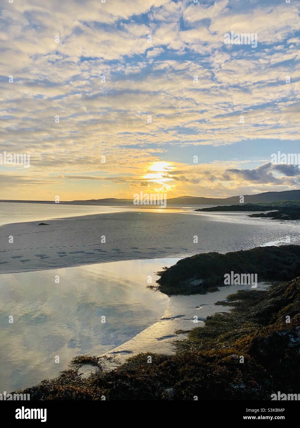 Un tramonto superbo sulla spiaggia di Luskenthire a Harris nelle Ebridi esterne in Scozia Foto Stock