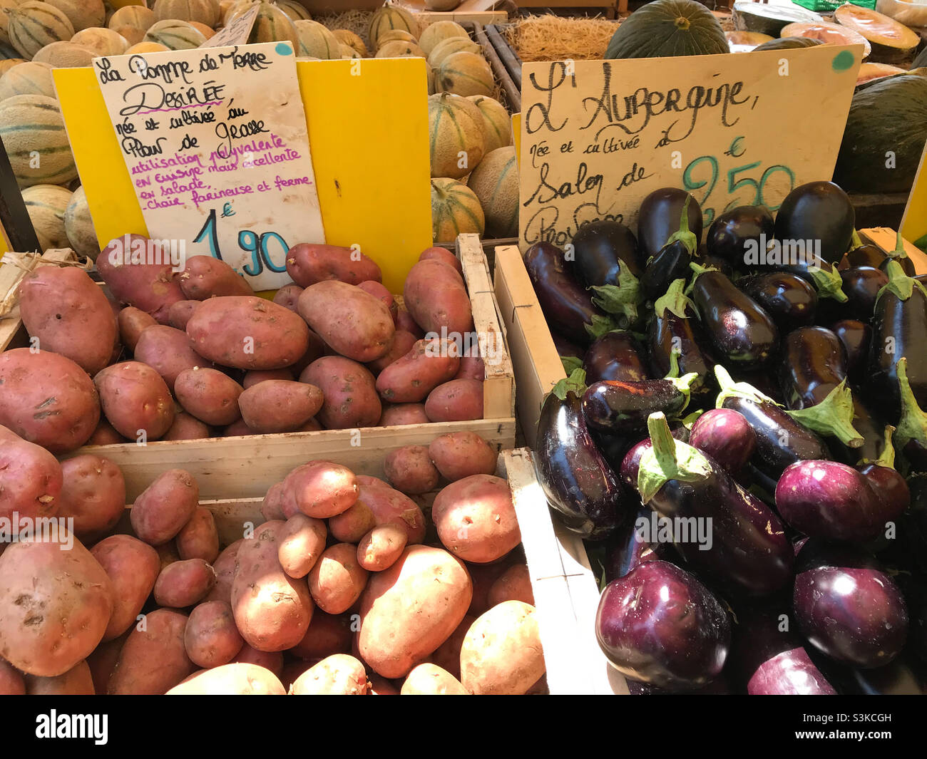 Patate rosa e melanzane nel mercato agricolo in estate Foto Stock