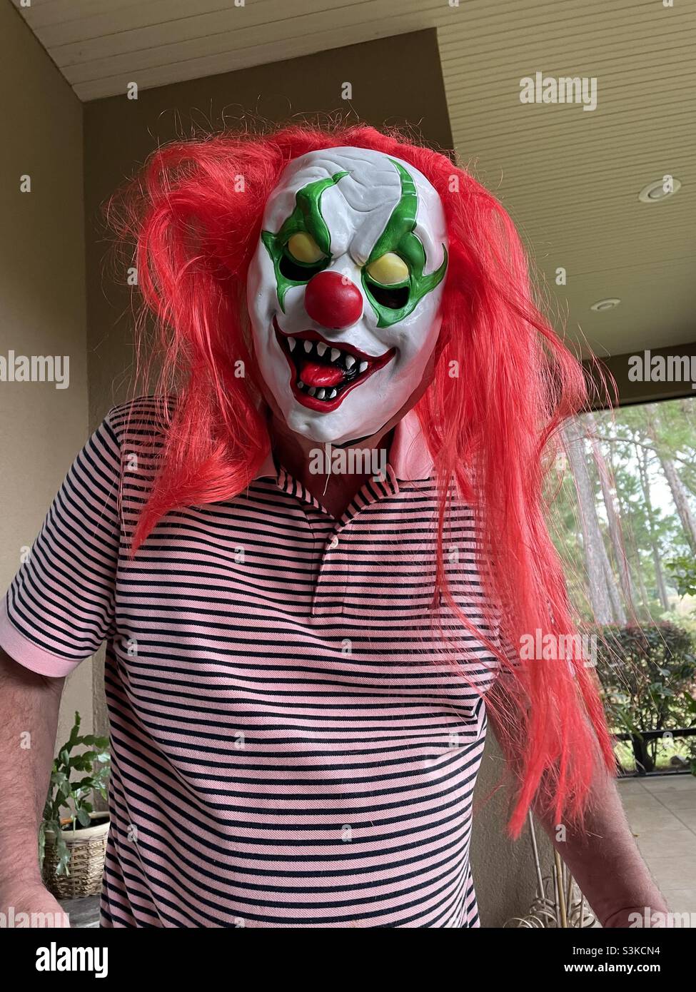 Uomo con faccia di clown spaventoso Foto Stock