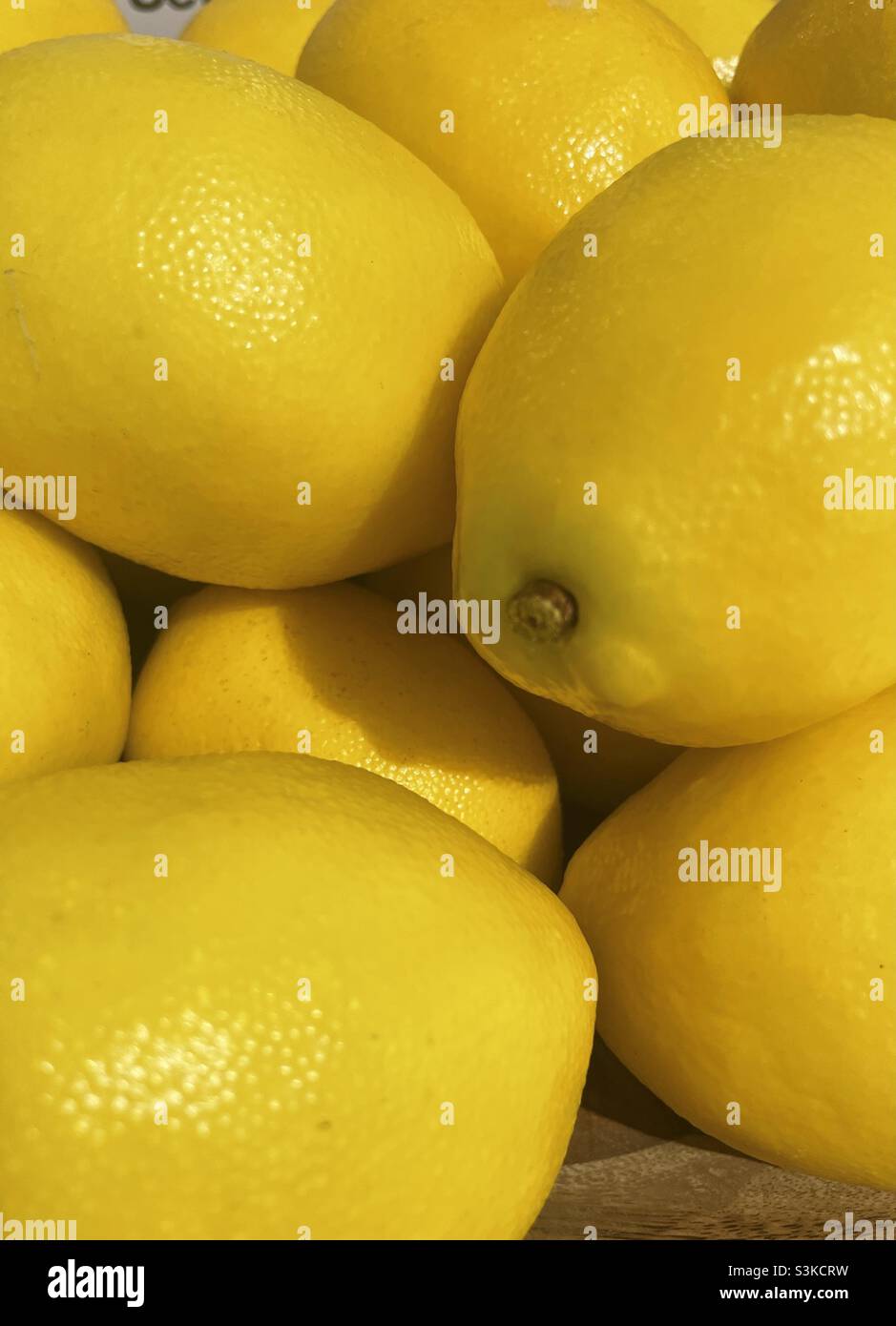 Primo piano di limoni freschi maturi Foto Stock