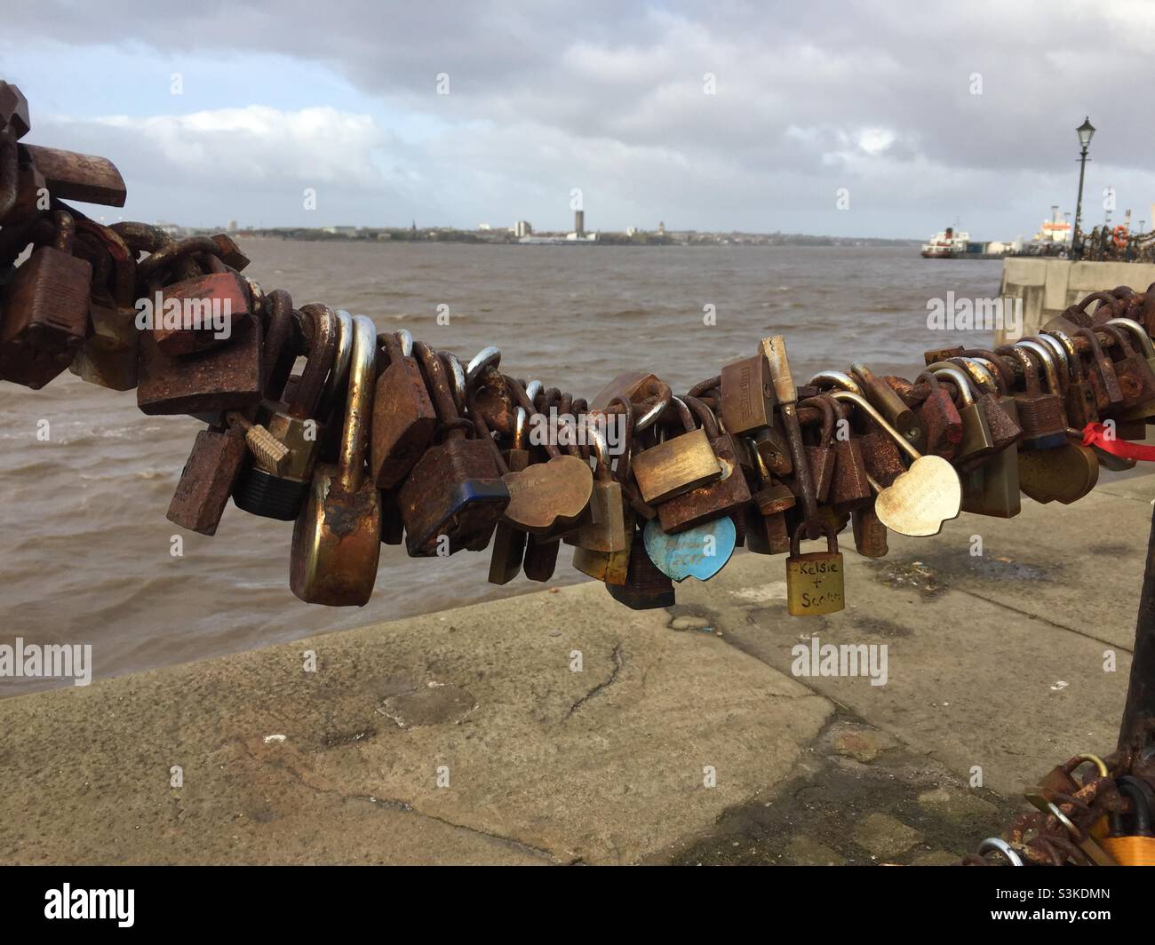 Lucchetti lovelocks Liverpool banchine Foto Stock