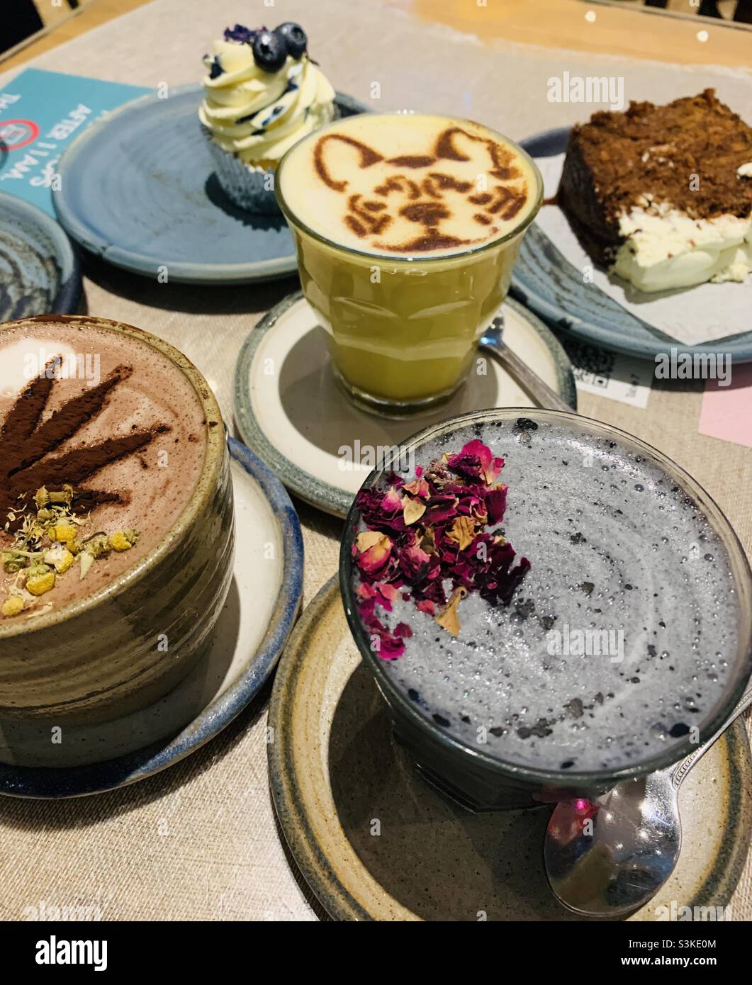 Selezione di bevande calde e torte al caffè - Immagine stock catturata con smartphone