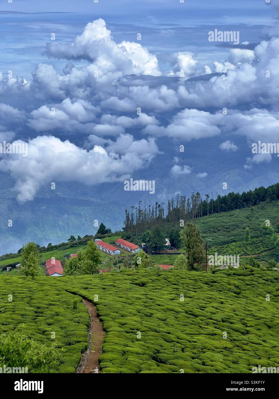 Una casa tra le nuvole. Girato a Kodanad di Tamil Nadu. Foto Stock