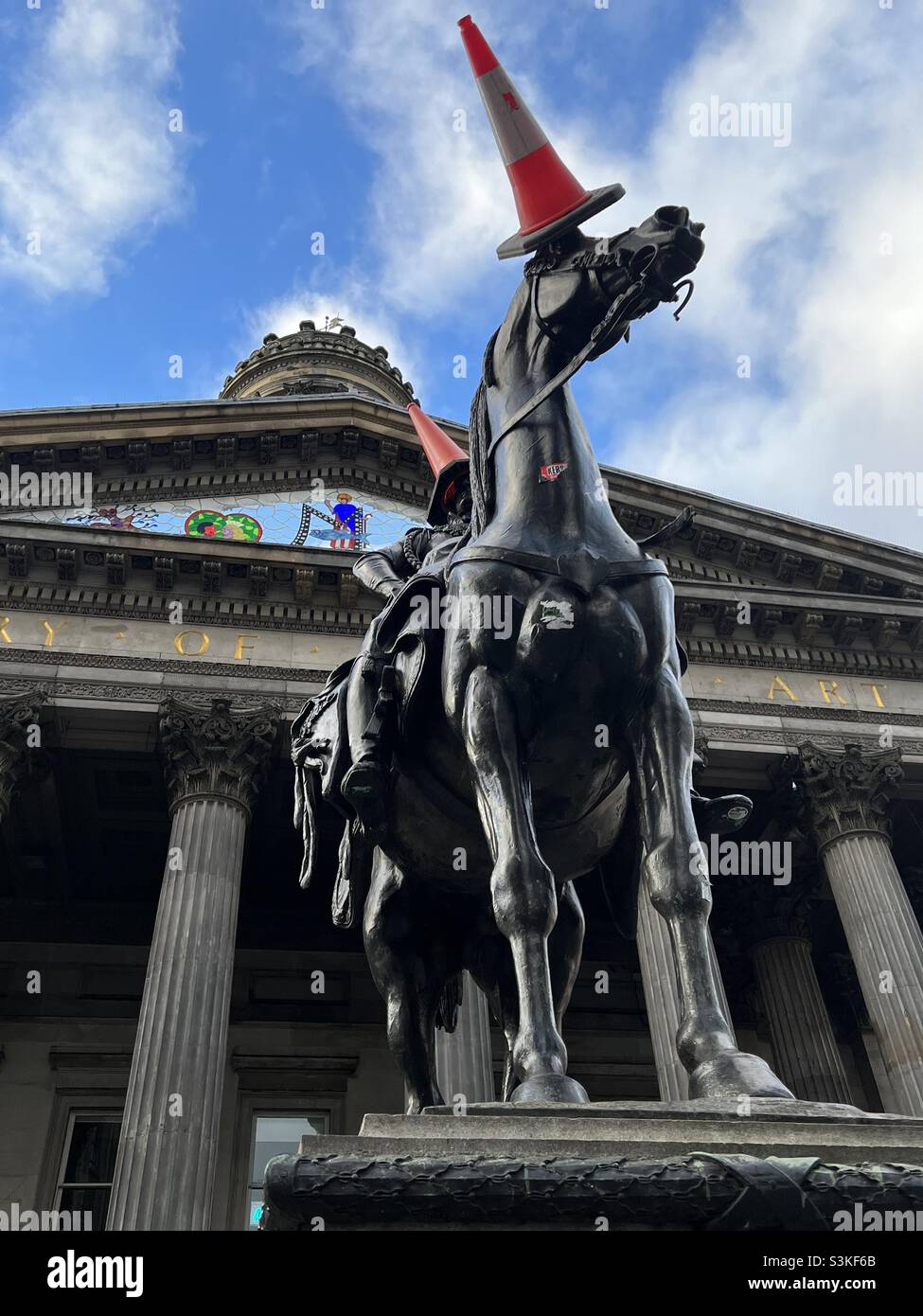 Statua di Wellington a cavallo al di fuori della galleria d'arte moderna di Glasgow con un cono sulla sua testa Foto Stock