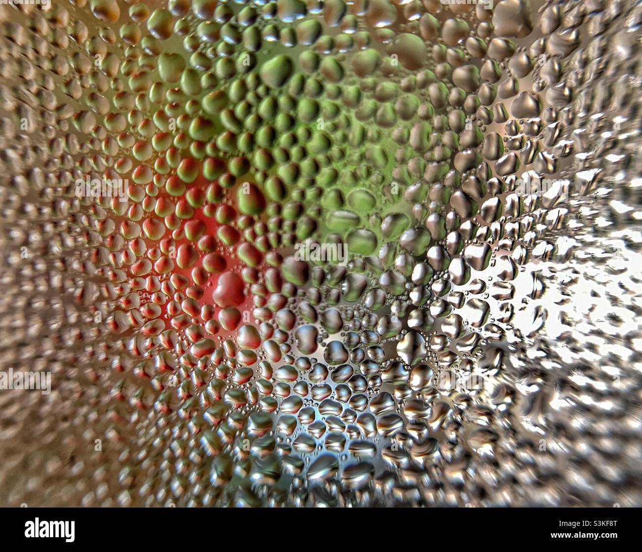 Macroscopa di umidità all'esterno del vetro trasparente. Foto Stock
